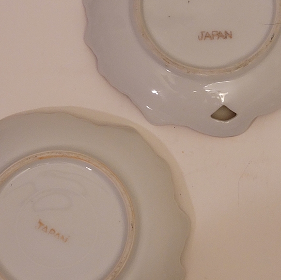 2 vintage ceramic leaf mini plates from Japan.  Excellent condition - Picture 3 of 5